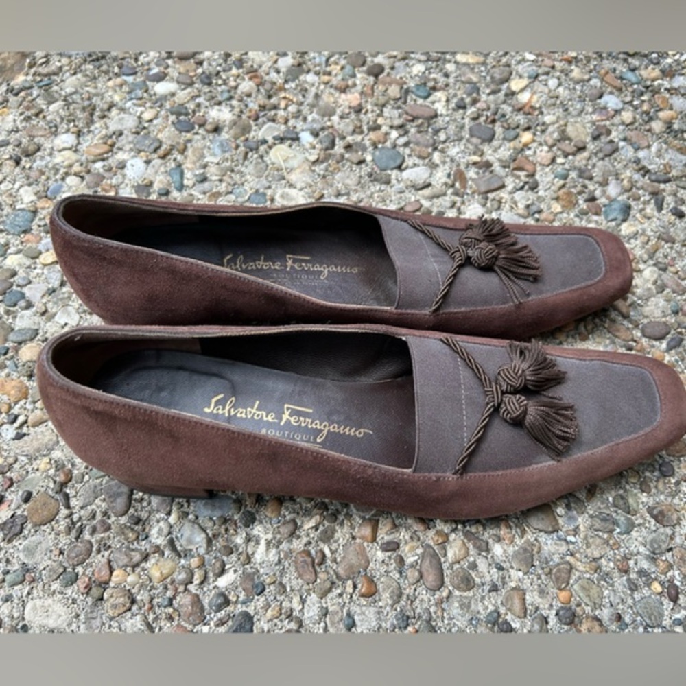 Salvatore Ferragamo Boutique l.5 inch heel loafers suede with tassels sz 9